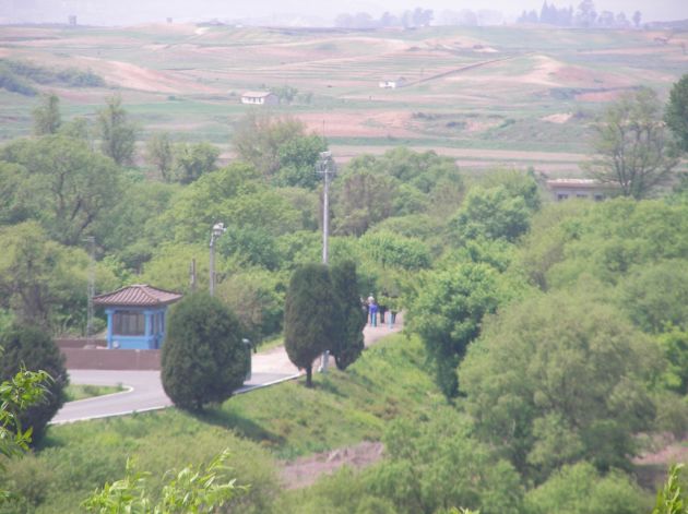 帰らざる橋を見学する北朝鮮側の訪問団と韓国の監視所